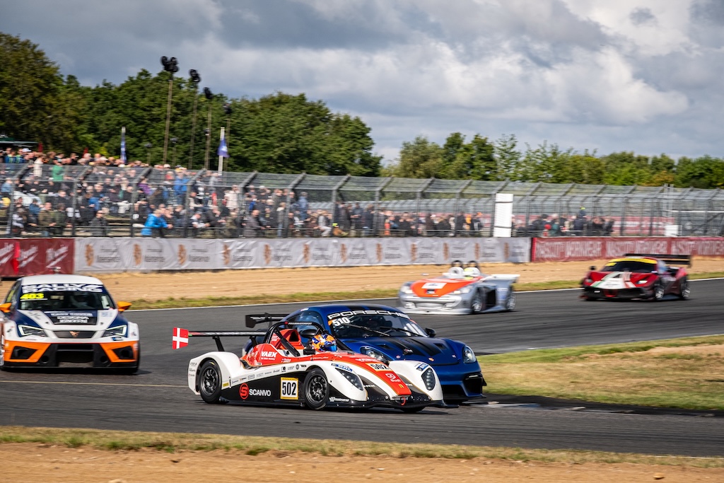 Step Motorsports Radical SR1 (#502) har teoretisk mulighed for at slå Michael Nielsen Racings Porsche (#510) i division 5.
(Foto: Grippo)